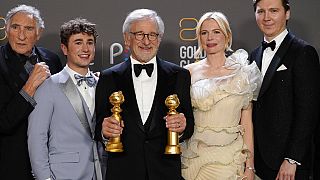 Steven Spielberg segura os seus dois Globos de Ouro da noite: Melhor Realizador e Melhor Filme.