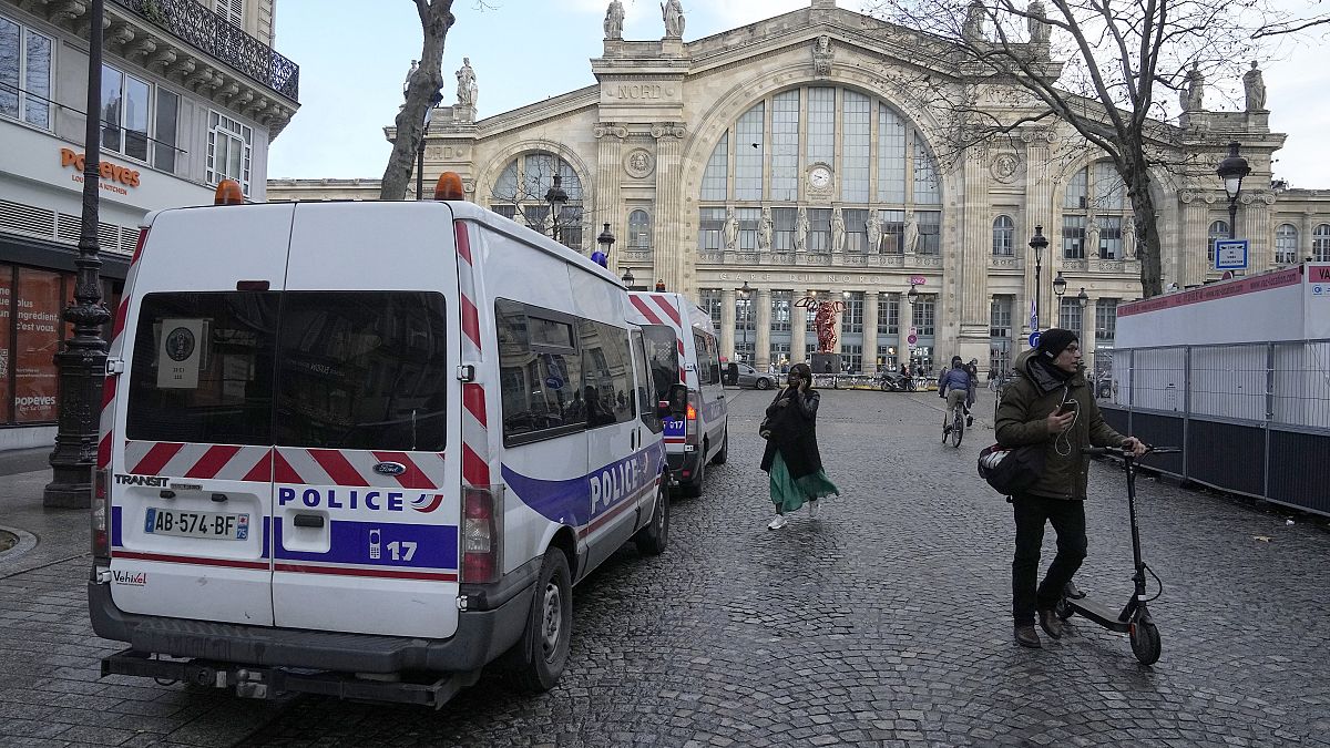 Полицейские машины у Северного вокзала Парижа