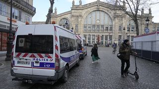 Полицейские машины у Северного вокзала Парижа