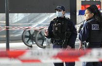 Rendőrök a tett helyszínén, a Gare du Nord vasútállomáson