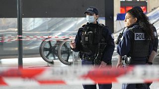 Rendőrök a tett helyszínén, a Gare du Nord vasútállomáson
