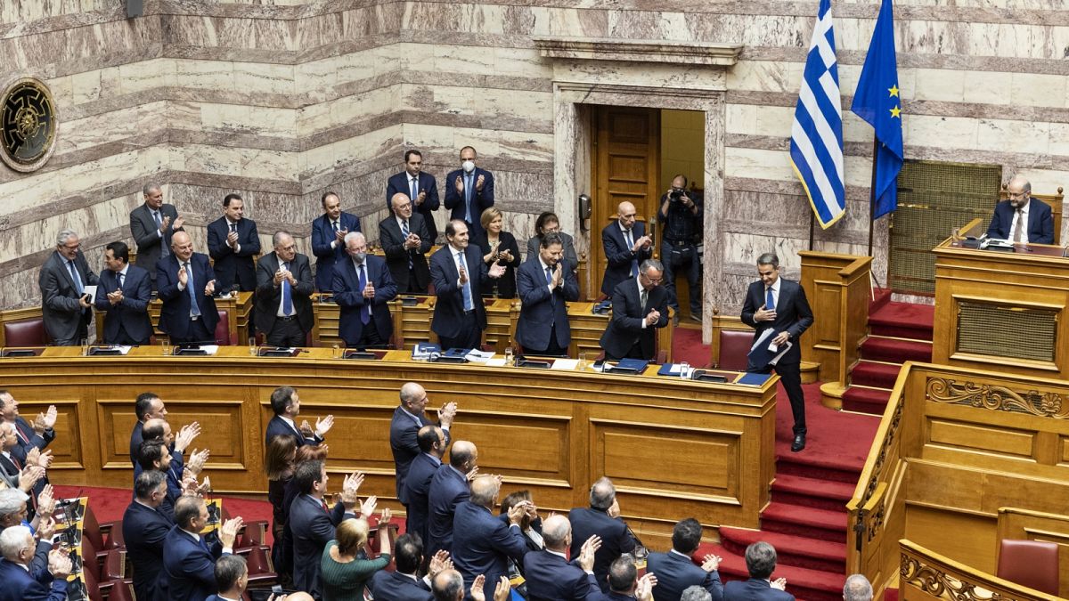 Micotakisz kormányfő az athéni parlamentben