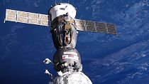 Le vaisseau Soyouz MS-22, actuellement arrimé à l'ISS, a eu mi-décembre une spectaculaire fuite de liquide de refroidissement.