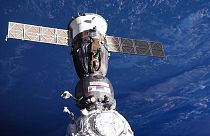 Le vaisseau Soyouz MS-22, actuellement arrimé à l'ISS, a eu mi-décembre une spectaculaire fuite de liquide de refroidissement.