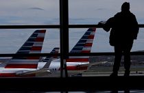 Archives : passager regardant des avions d'American Airlines sur le tarmac de l'aéroport Reagan de Washington, le 3 avril 2020