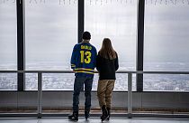 Zwei schwedische Besucher:innen genießen den Blick über New York City