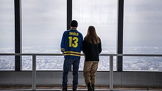 Zwei schwedische Besucher:innen genießen den Blick über New York City