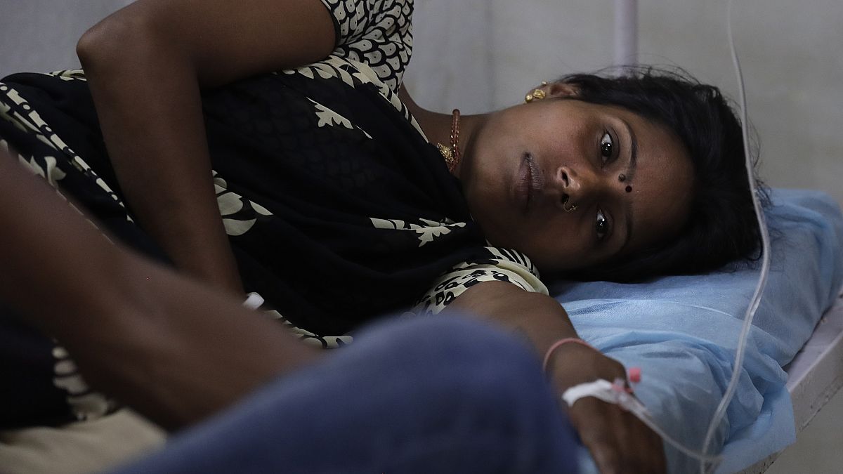 امرأة تتلقى العلاج ضد الحمى  وهي أحد الأعراض الرئيسية للعديد من الأمراض التي ينقلها البعوض، مستشفى رام مانوهار لوهيا في نيودلهي، الهند.