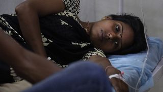 امرأة تتلقى العلاج ضد الحمى  وهي أحد الأعراض الرئيسية للعديد من الأمراض التي ينقلها البعوض، مستشفى رام مانوهار لوهيا في نيودلهي، الهند.