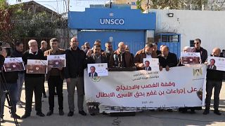 فلسطينيون يشاركون في مظاهرة ضد وزير الأمن القومي الإسرائيلي إيتمار بن غفير، أمام مقر منسق الأمم المتحدة الخاص لعملية السلام في الشرق الأوسط (يونسكو) في مدينة غزة.