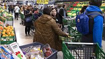Des clients à la caisse d'un supermarché à Madrid, en Espagne, mardi 10 mars 2020. 