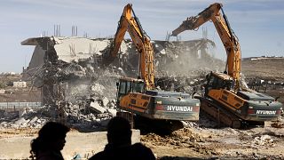 جرافات إسرائيلية تهدم منزلا فلسطينيا قيد الإنشاء شرق مدينة الخليل في الضفة الغربية المحتلة. 2023/01/11
