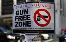 Archives : affiche posée à Times Square pour rappeler que ce lieu emblématique de New York est une zone sans arme, le 10 octobre 2022