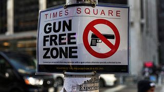 Archives : affiche posée à Times Square pour rappeler que ce lieu emblématique de New York est une zone sans arme, le 10 octobre 2022