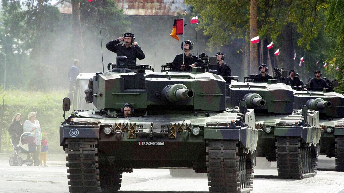 أرشيف: الجنود البولنديون يستعرضون دبابات "لييوبارد"، الألمانية الصنع، في شوارع مدينة سفيتوشوف في بولندا. 