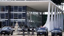 الشرطة العسكرية تقف أمام المحكمة العليا في برازيليا، البرازيل، 11 يناير/كانون الثاني 2023
