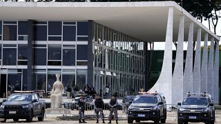 الشرطة العسكرية تقف أمام المحكمة العليا في برازيليا، البرازيل، 11 يناير/كانون الثاني 2023