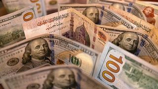 عملات نقدية ورقية أمريكية ومصرية 