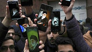 Des manifestants iraniens montrent des photos du guide suprême, lors de leur manifestation contre les caricatures de Charlie Hebdo à Téhéran, en Iran, le 11 janvier 2023.
