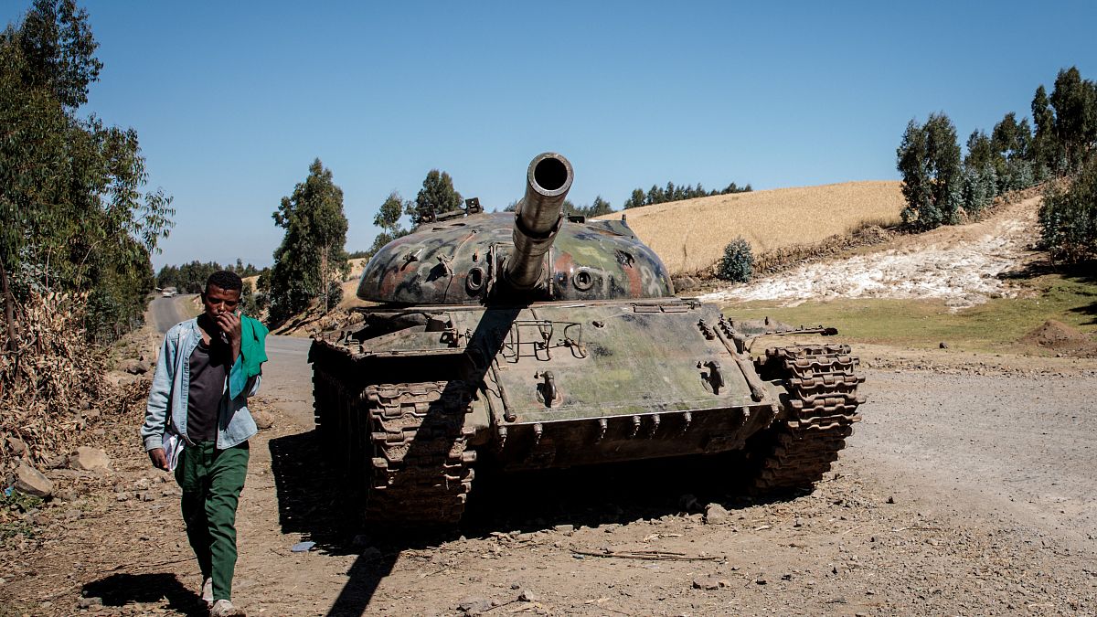  دبابة قيل إنها تعود إلى متمردي جبهة تحرير شعب تيغراي بالقرب من ديبري تابور، إقليم تغراي إثيوبيا. 6 ديسمبر/كانون الأول 2021.