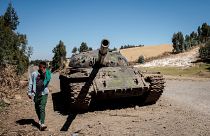 دبابة قيل إنها تعود إلى متمردي جبهة تحرير شعب تيغراي بالقرب من ديبري تابور، إقليم تغراي إثيوبيا. 6 ديسمبر/كانون الأول 2021.