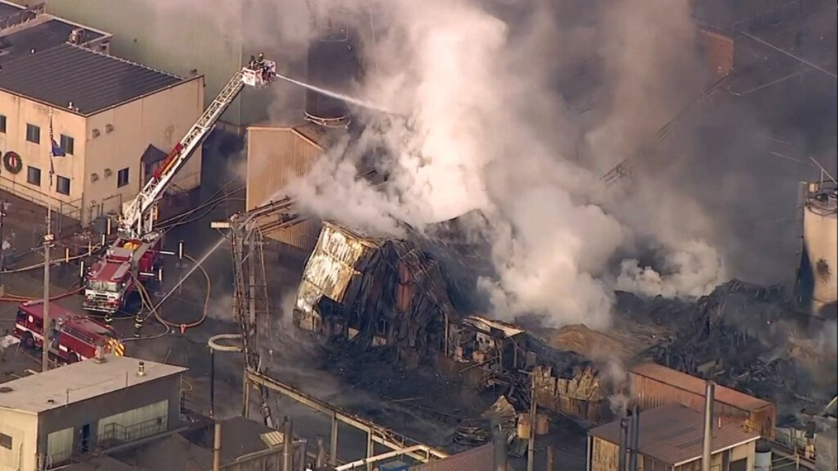 Bombeiros combatem incêndio em fábrica de produtos químicos nos EUA