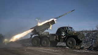 Lanzacohetes múltiple Grad del ejército ucraniano dispara cohetes contra posiciones rusas en la línea del frente cerca de Soledar, región de Donetsk, Ucrania.