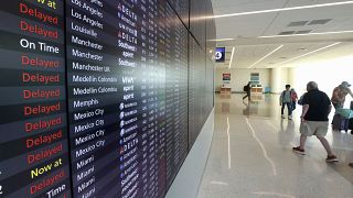 Járattörléseket jeleznek az információs táblán egy amerikai repülőtéren 2023. január 11-én