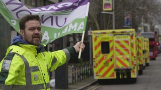 Streikender Mitarbeiter eines Rettungsdienstes in London am Mittwoch