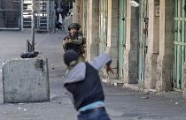 فلسطيني يرشق أحد جنديا إسرائيليا بالحجارة. 2022/11/04