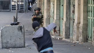 فلسطيني يرشق أحد جنديا إسرائيليا بالحجارة. 2022/11/04