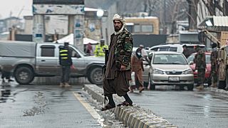Un membre des forces de sécurité des taliban, à Kaboul, le 11 janvier 2023, près des lieux de l'attentat