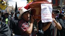 Los residentes de Juliaca llevan un ataúd con el nombre del fallecido y el mensaje: "Dina me mató a balazos". Puno, Perú.