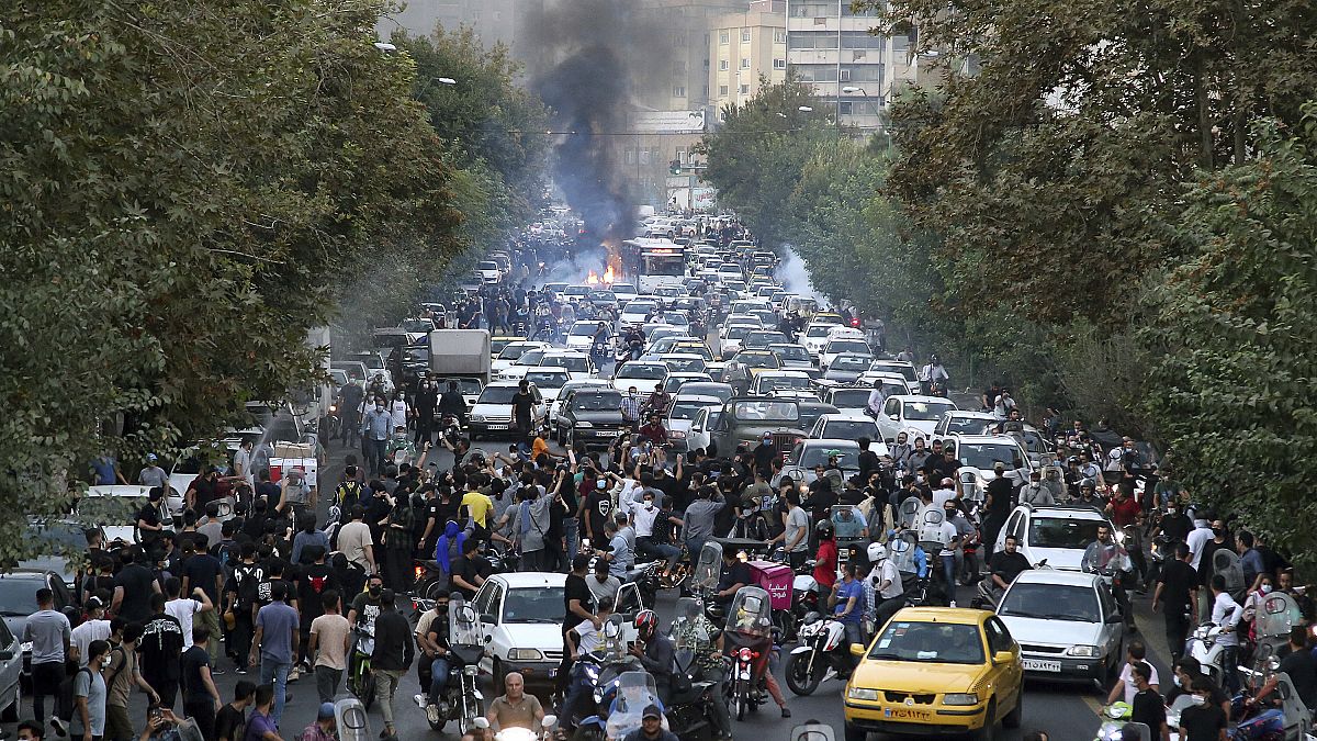 متظاهرون وسط طهران بإيران.