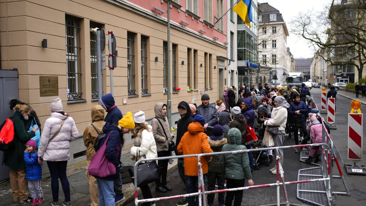 Çoğu savaştan kaçan Ukraynalı mülteciler, Almanya'nın Berlin kentindeki Ukrayna büyükelçiliğinin konsolosluk bölümü önünde bekliyor