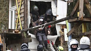 Un militant extrait d'une cabane par les policiers dans le village de Lützerath, en Allemagne, jeudi 12 janvier 2023.