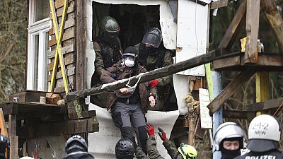 Un militant extrait d'une cabane par les policiers dans le village de Lützerath, en Allemagne, jeudi 12 janvier 2023. 
