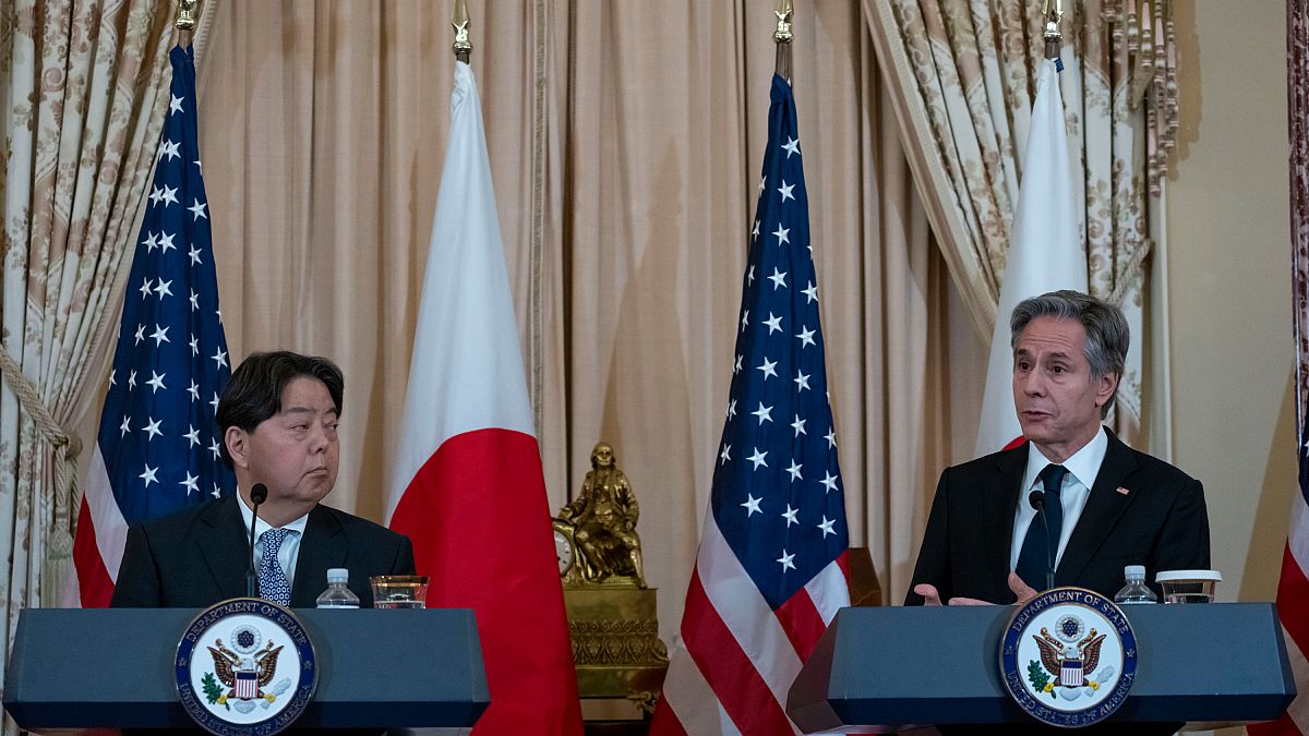 El ministro japonés de Asuntos Exteriores, Hayashi Yoshimasa saluda al secretario de Estado, Antony Blinken, tras una rueda de prensa, el 11 de enero de 2023, en Washington.