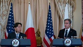 El ministro japonés de Asuntos Exteriores, Hayashi Yoshimasa saluda al secretario de Estado, Antony Blinken, tras una rueda de prensa, el 11 de enero de 2023, en Washington.