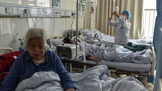 صورة لمرضى يعانون من أعراض "كوفيد-19" يتلقون علاجاً في مستشفى في فويانغ بمقاطعة أنهوي بوسط الصين، 4 يناير 2023.