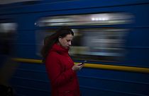 Eine Frau steht an einer Metrostation am Maidan-Platz in Kiew, 20. Dezember 2022.