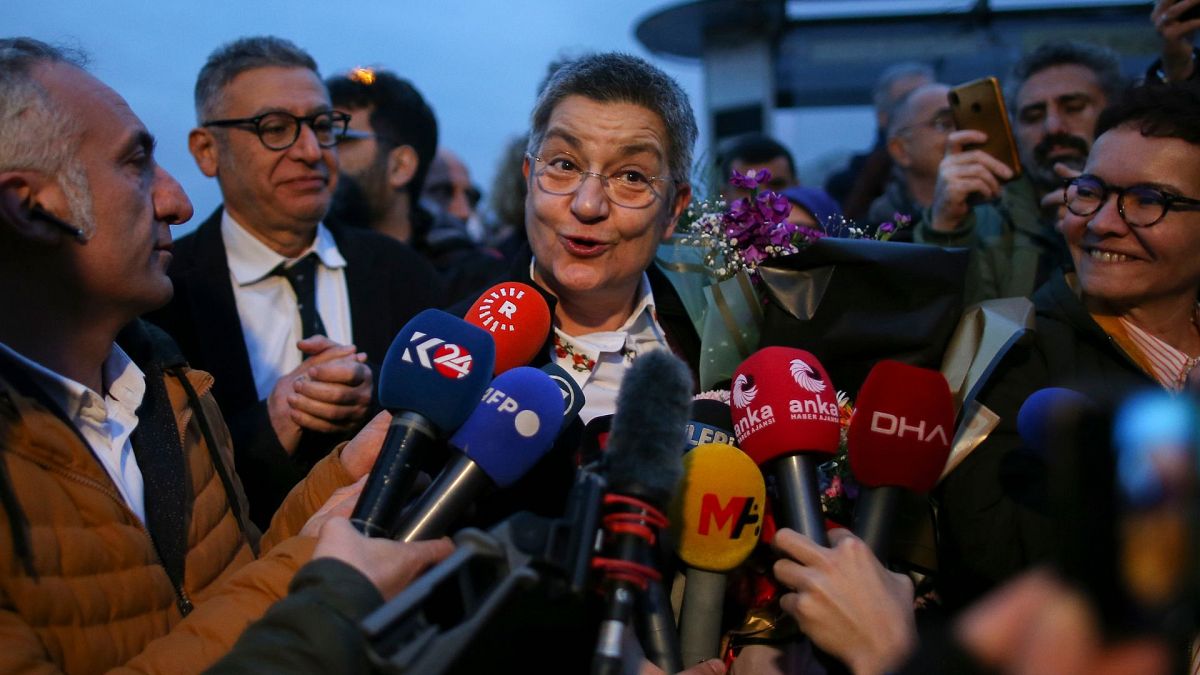  شبنم کرور فنجانچی، رئیس انجمن پزشکی ترکیه پس از آزادی از زندان زنان باکرکوی در استانبول، چهارشنبه ۱۱ ژانویه.