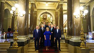 Die Kandidat:innen, die sich für das Amt des Präsidenten in der Tschechischen Republik aufstellen lassen, vor einer Debatte in Prag