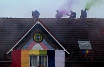 Les militants écologiques sur le toit d'un immeuble du village de Luetzerath près d'Erkelenz, en Allemagne - 12.01.2023