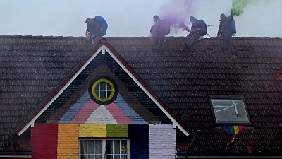 Les militants écologiques sur le toit d'un immeuble du village de Luetzerath près d'Erkelenz, en Allemagne - 12.01.2023
