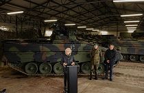 La ministre allemande de la Défense, Christine Lambrecht, prend la parole lors d'une conférence de presse à côté de véhicules blindés "Marder".