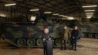 La ministre allemande de la Défense, Christine Lambrecht, prend la parole lors d'une conférence de presse à côté de véhicules blindés "Marder".
