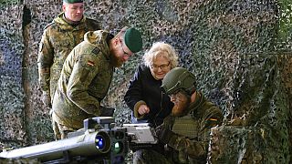 A német védelmi miniszter ellenőrzi a fegyverzetet