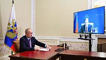 Wladimir Putin im Gespräch mit Handels- und Verkehrsminister Denis Manturow