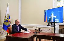 Wladimir Putin im Gespräch mit Handels- und Verkehrsminister Denis Manturow